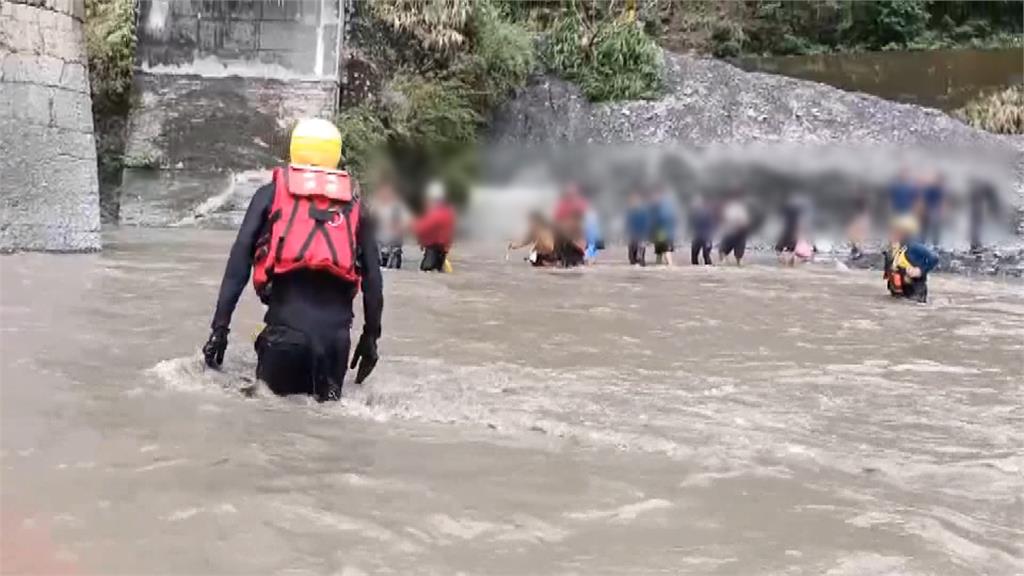 一個拉一個驚險渡河　70登山客困丹<em>大林</em>道獲救