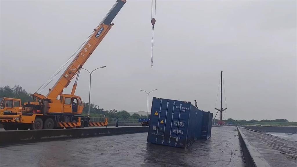 打撈漂流貨櫃與颱風搶時間　港務公司：目前已無貨櫃漂在海上