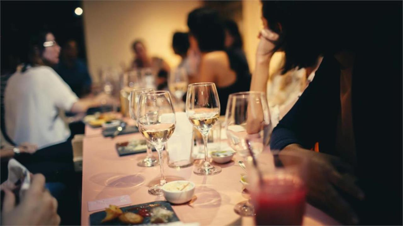 年終聚餐吃不停又害怕長胖?營養師揭「3階段吃法」隔天不腫不脹