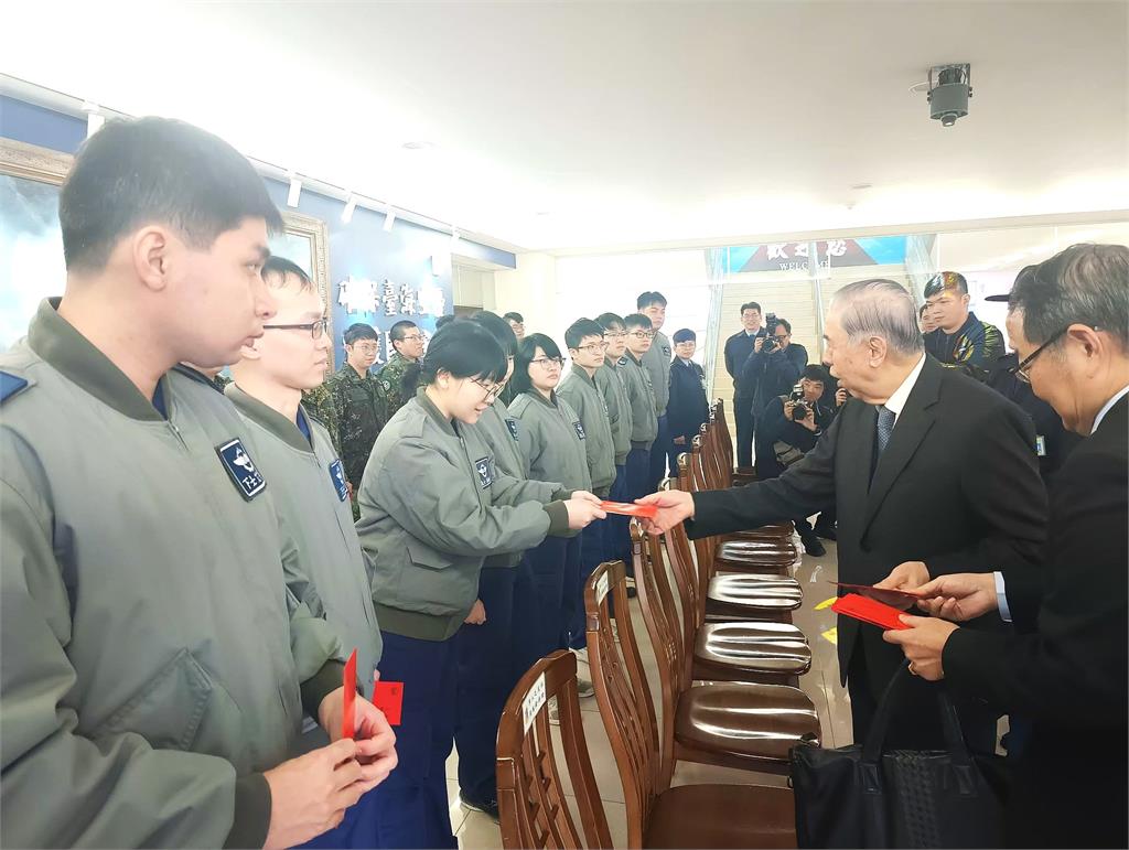 中共軍機每天騷擾我空防　李棟樑慰訪空作部感謝官兵捍衛領空
