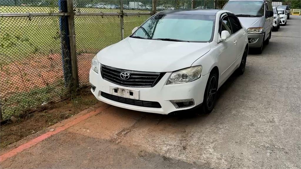 傻眼！開車要送小孩上學「前後車牌」竟全沒了…車主哭喊：太扯了