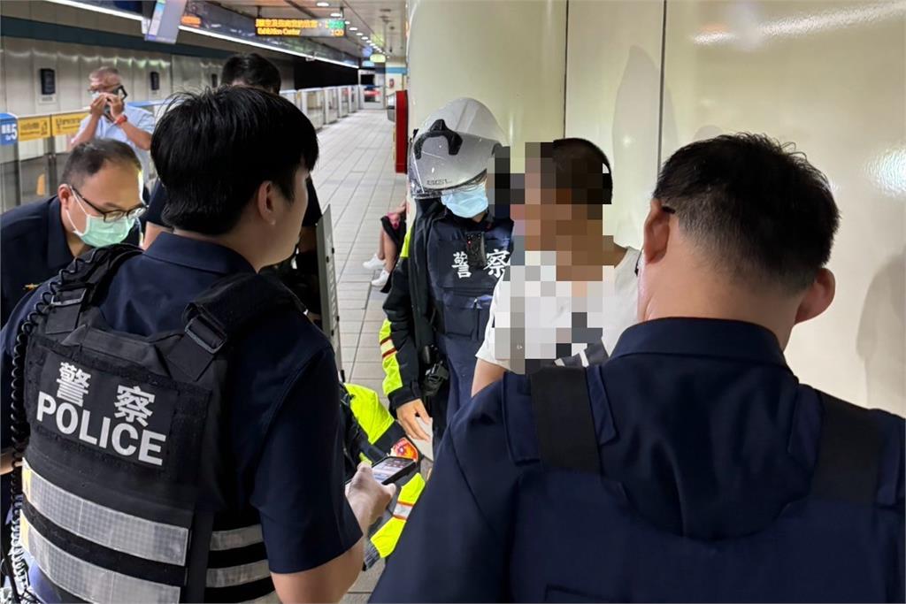 快新聞／在想啥？北捷1男子車上磨刀嚇壞乘客　違反《社維法》送辦