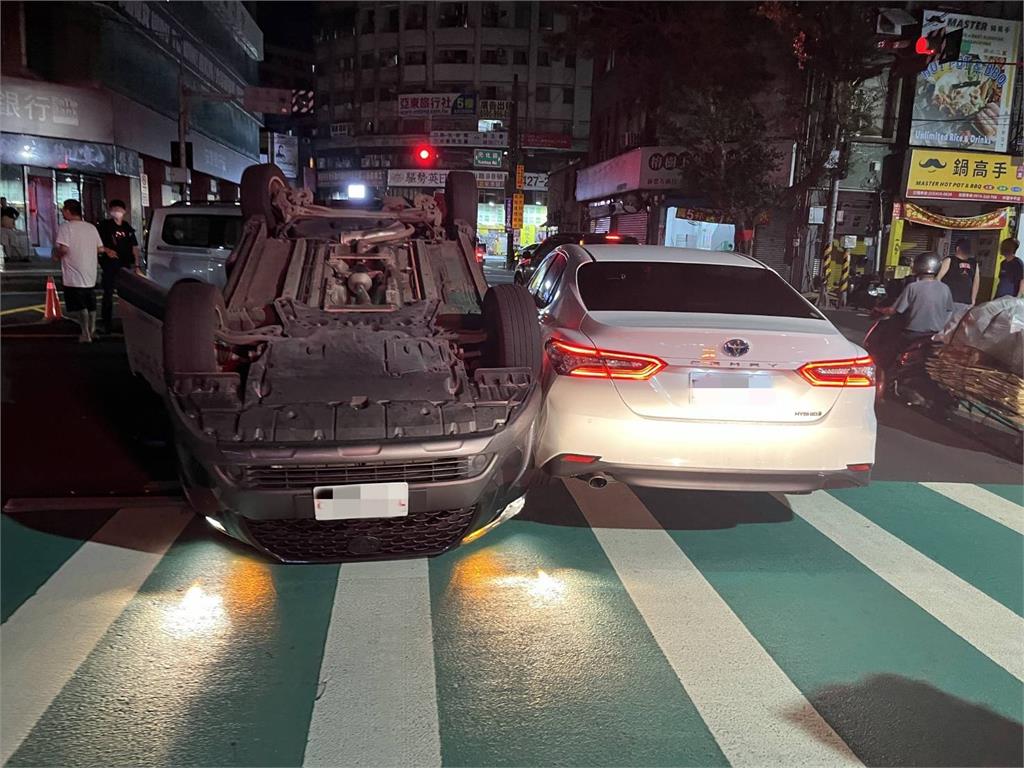 快新聞／未互相禮讓！3車行經閃黃燈路口「撞成一團」　小黃四輪朝天翻覆