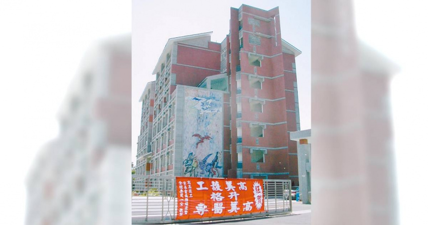 網紅高雄廢棄學校夜間探險聞腐臭 驚見小客車上有男屍!警曝死者身分