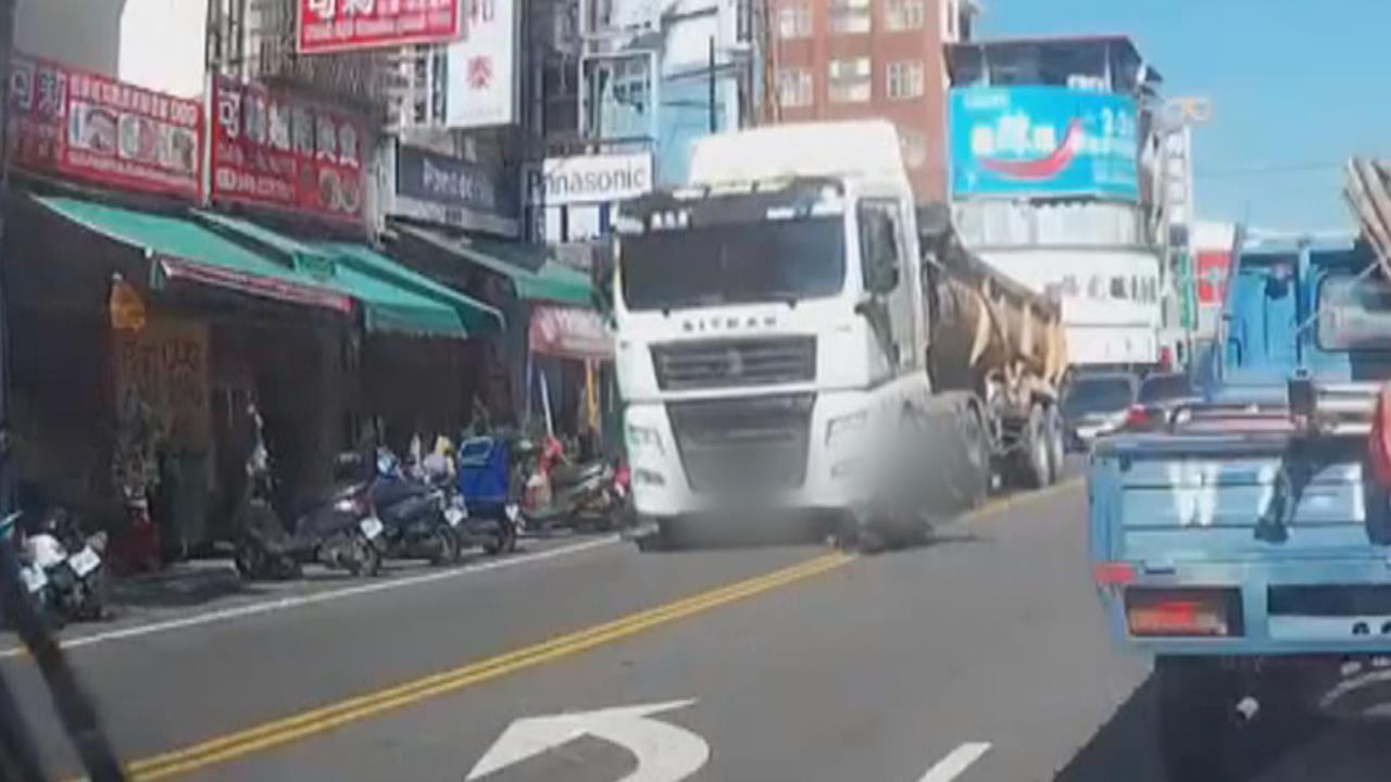 視線死角釀禍? 南投8旬騎士遭砂石車撞上小腿捲入輪下