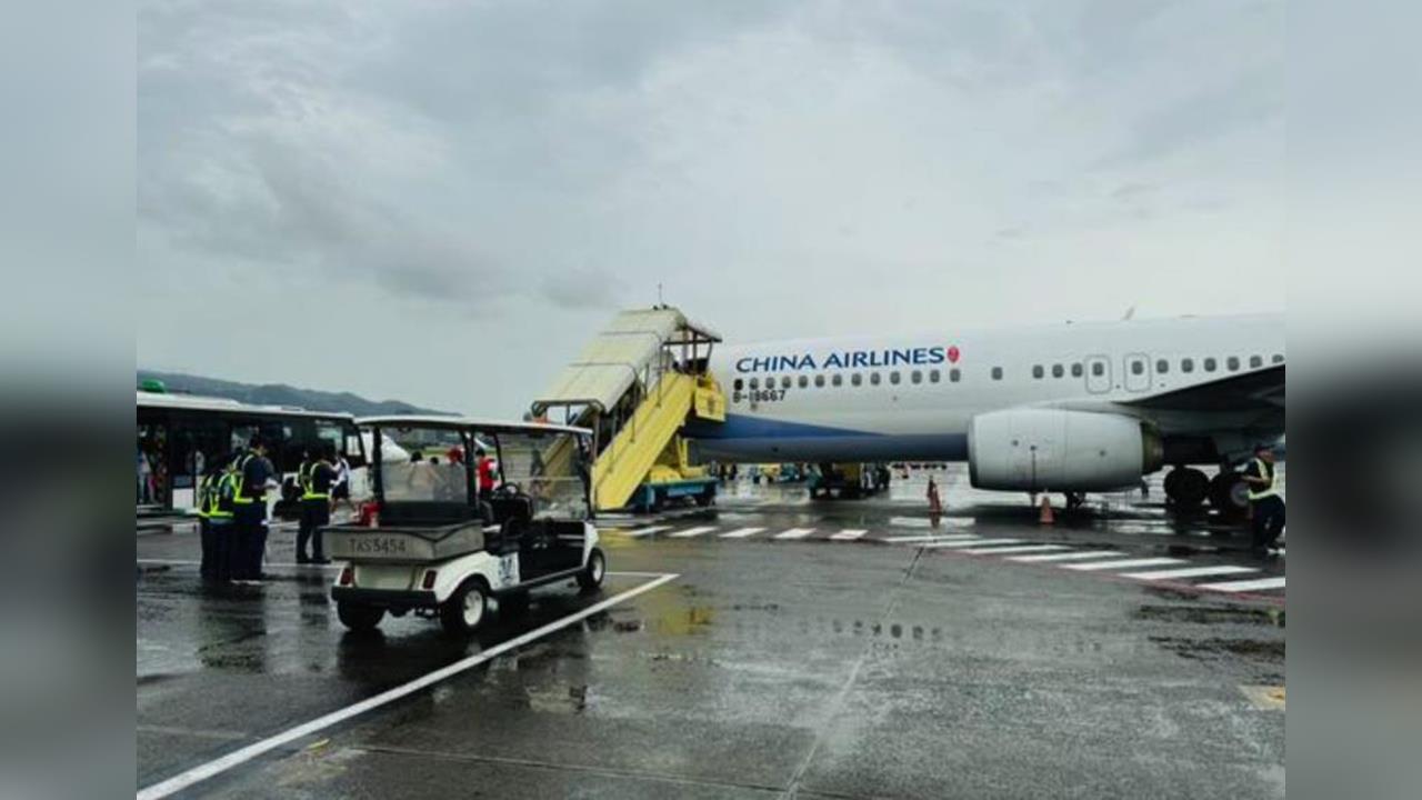 快新聞/雷雨狂炸南台灣 小港機場4航班受影響「最久延誤達45分」