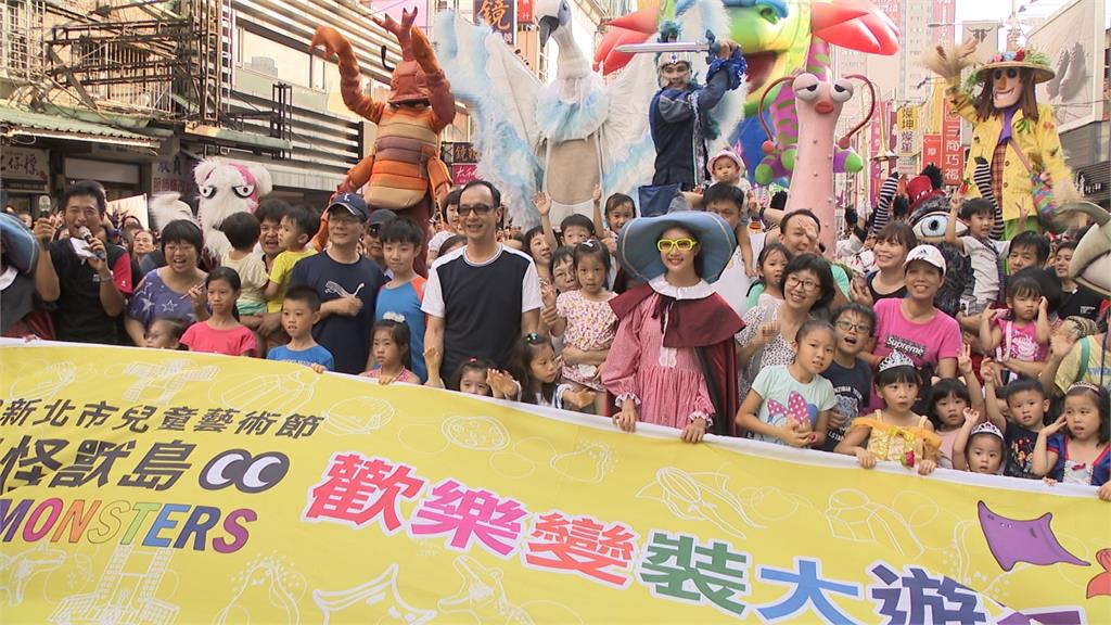 新北兒童藝術節登場 15公尺高暴龍遊街