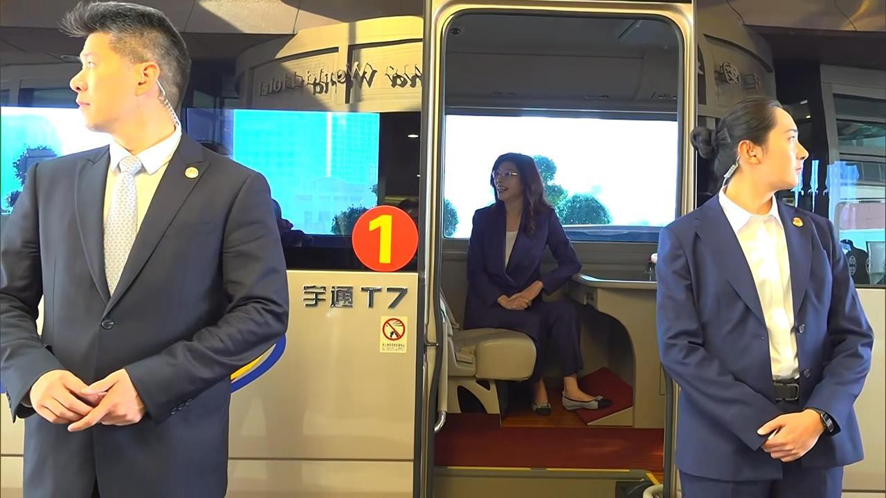 鄭麗文搭公務巴士成國民黨20年來「最降格禮遇」！媒體人分析：羞辱意涵濃厚