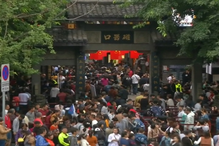 奇特! 十一長假出遊潮 鳴沙山「塞駱駝」