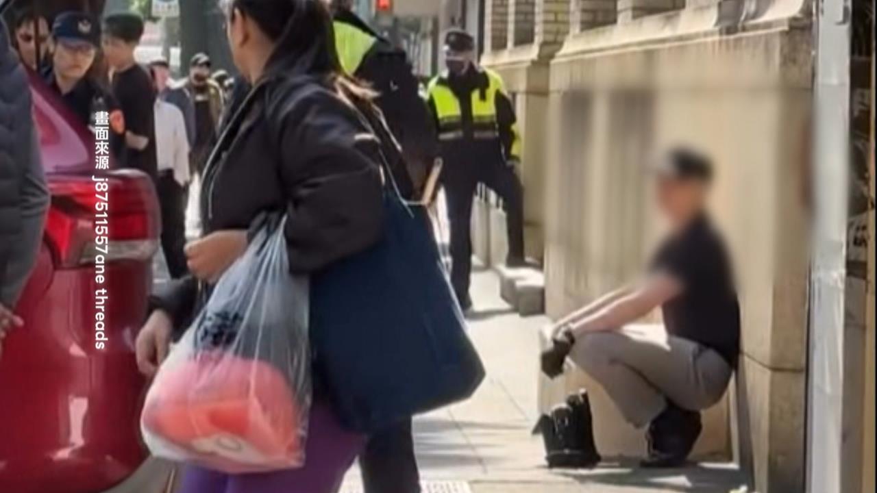 總統府前亮「戰術直刀」　男不滿被嗆「人行道　行人最大」