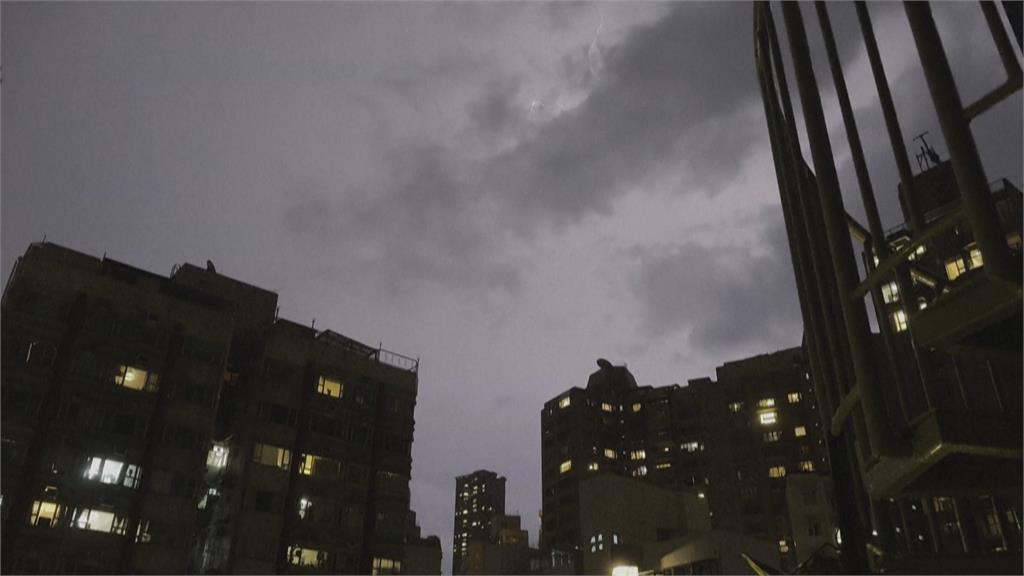 香港狂風暴雨 一天內現近萬次閃電 "一個半小時6千次"