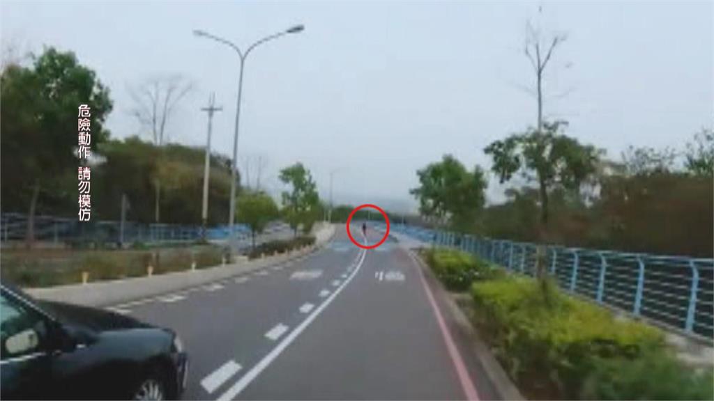 咻咻咻！自行車狂飆超越汽機車　「喀嚓」被拍超速
