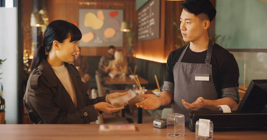 500元大盜1/知名連鎖拉麵店結帳遭嗆少錢 清秀女火速抽走大鈔全都錄