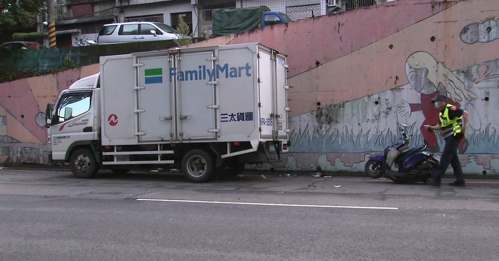 快新聞／板橋男騎車撞上路邊貨車 意識不清送往亞東醫院