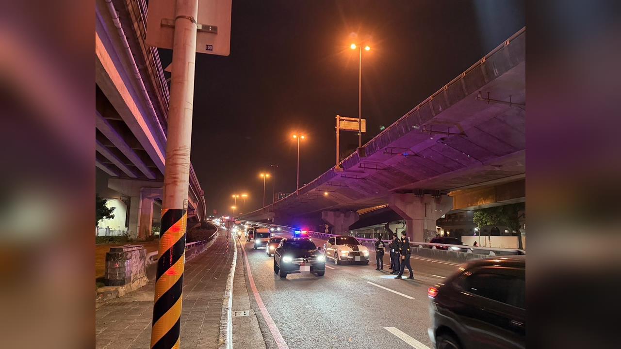 快新聞／警方連開15槍！高雄男逆向拒攔查　還倒車衝撞警員逃逸