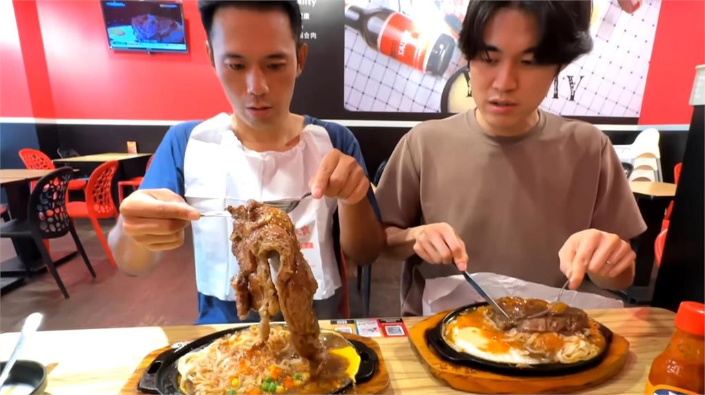 南韓型男體驗台式牛排！巨無霸份量高CP值嚇歪他　盛讚：最棒的食物