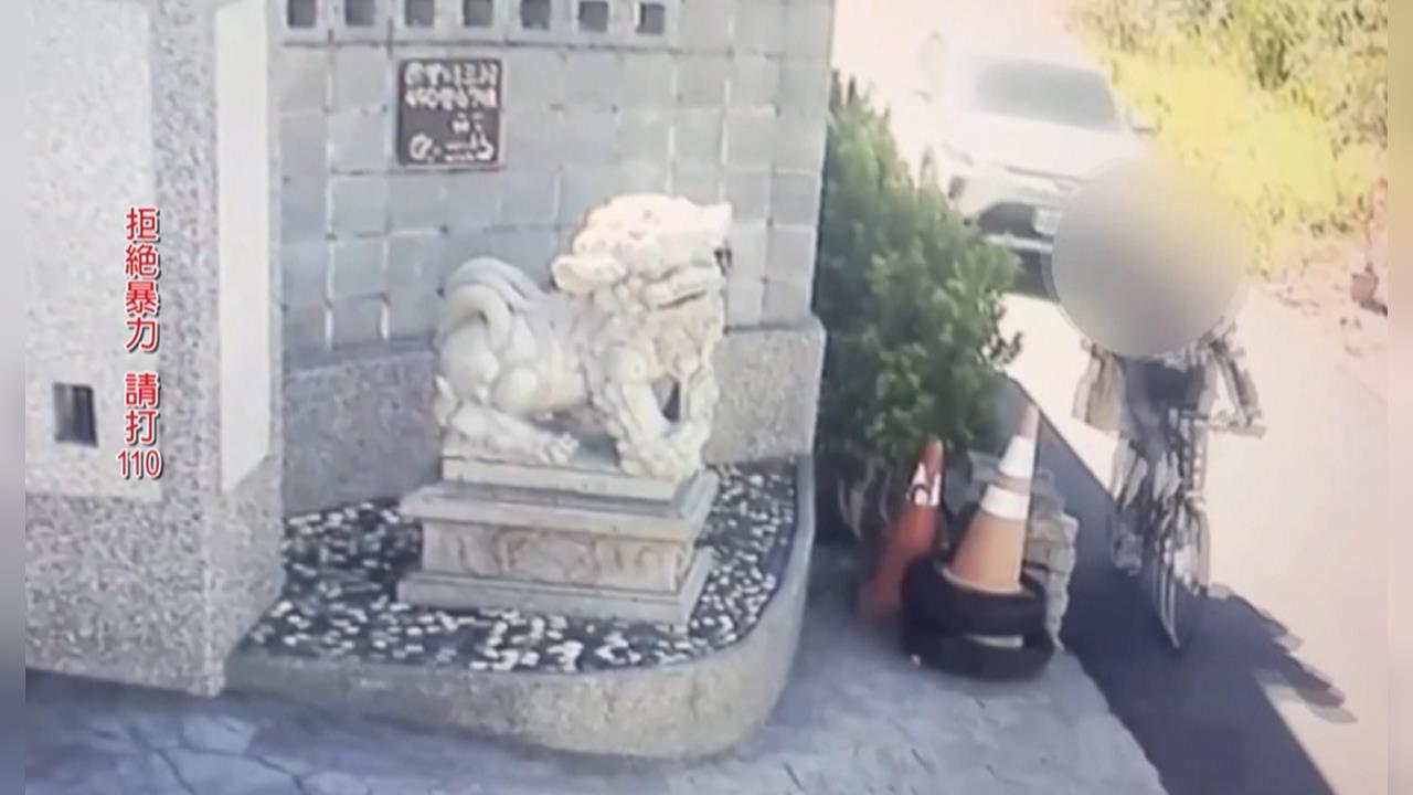 持刀攻擊? 女子公園旁停車格遭陌生男騎腳踏車衝撞機車 還被揮拳拉頭髮