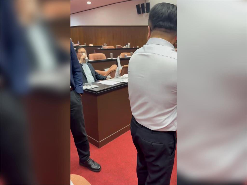 快新聞／為「法庭直播」起口角！　吳秉叡、張啓楷爭執畫面曝光