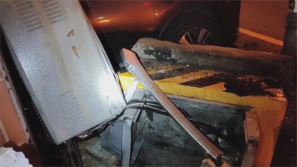 黑車深夜沒開大燈形跡可疑台中警追捕自撞燈桿三人輕傷 民視新聞網