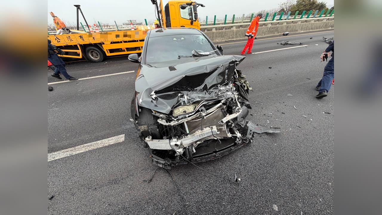 快新聞／國3驚悚追撞！小客車猛撞緩撞設施　現場回堵2公里