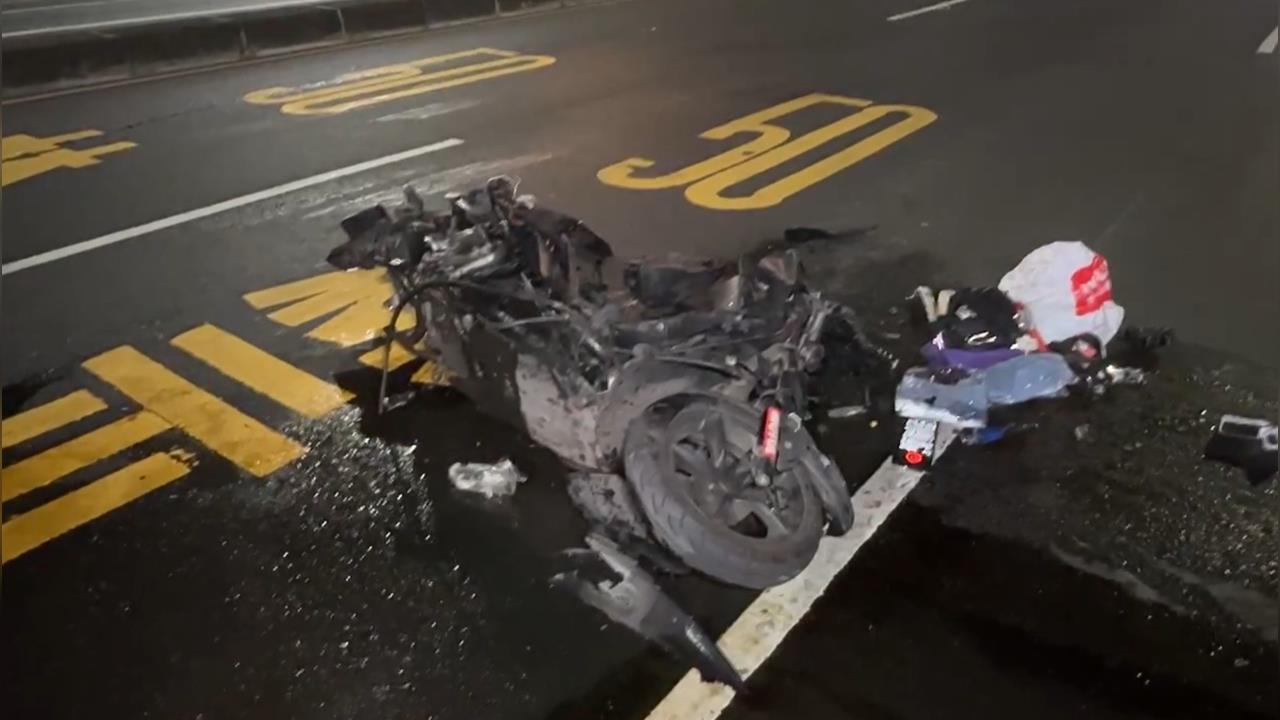 快新聞／高雄重大車禍！機車撞大貨車成廢鐵　騎士險遭捲進車頭