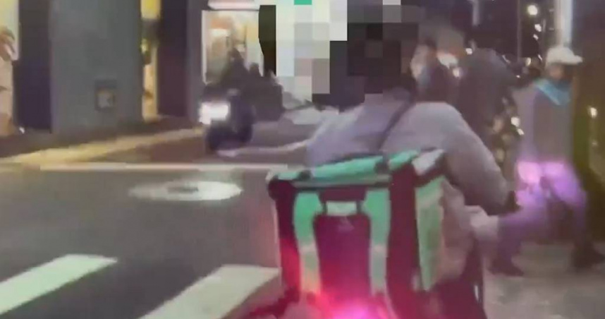 外送員紅燈迴轉被開單　怒撕罰單、推傷警下場慘了