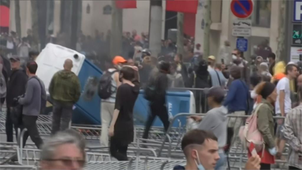法國國慶巴黎民眾街頭縱火 警催淚瓦斯驅離
