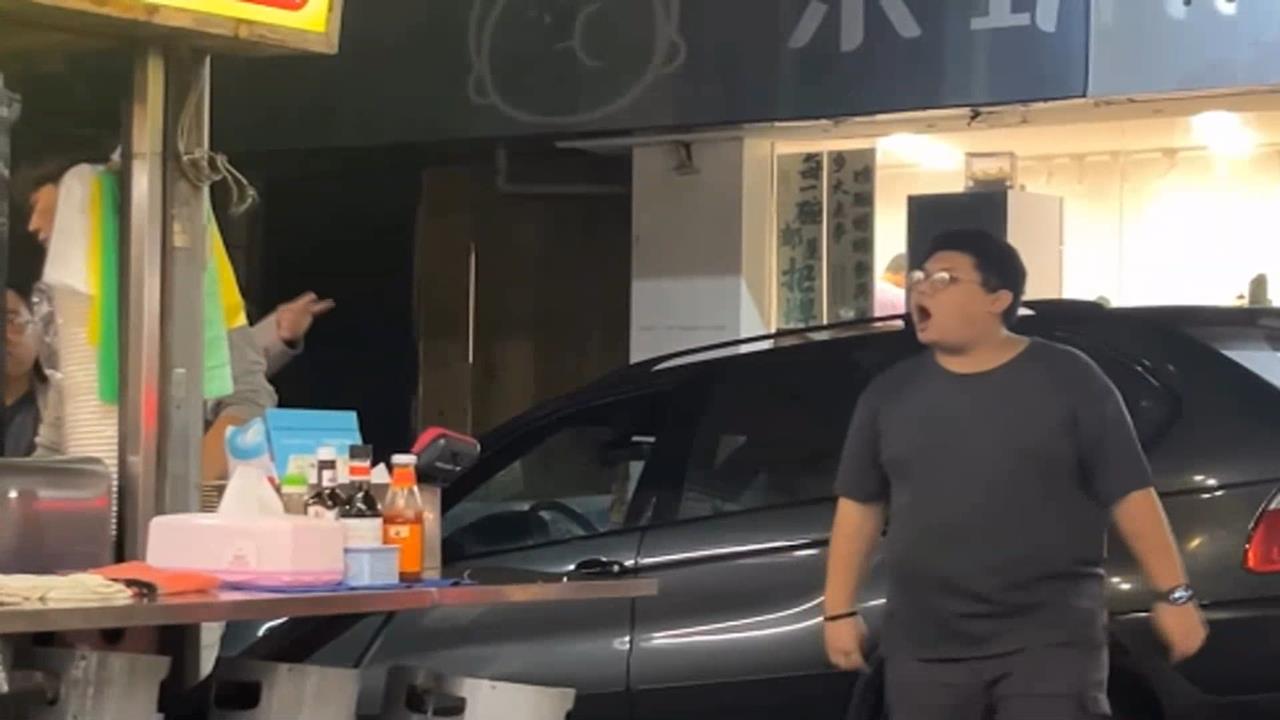 店員唱TWICE歌遭客人罵「憨」 怒回嘴:愛周子瑜不行喔?