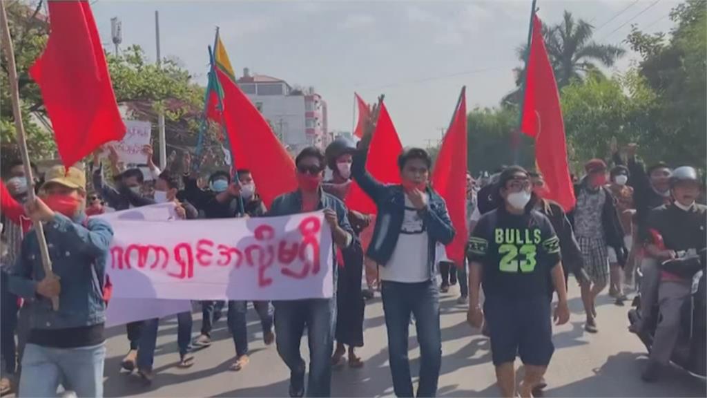 要求釋放翁山蘇姬！緬甸逾10年最大抗議 10萬人湧街頭反政變、小鎮警開槍驅散