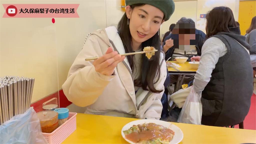 就是吃不膩!日本女星寧夏夜市狂嗑芋頭酥、蚵仔煎 讚嘆:已是家鄉味
