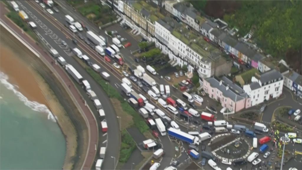英國多佛港大批卡車堵塞 駕駛頻與警方口角