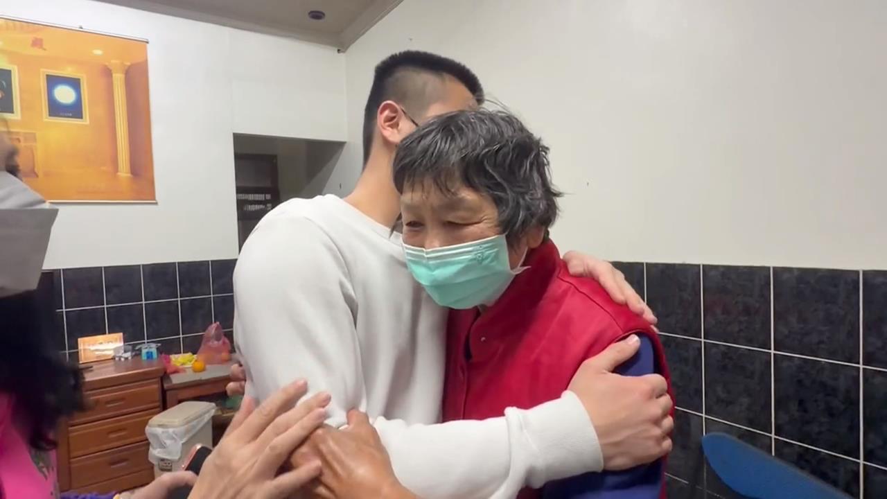中國丟包涉詐嫌遣返回台 鹹粥嬤等了2年"愛孫終回家"