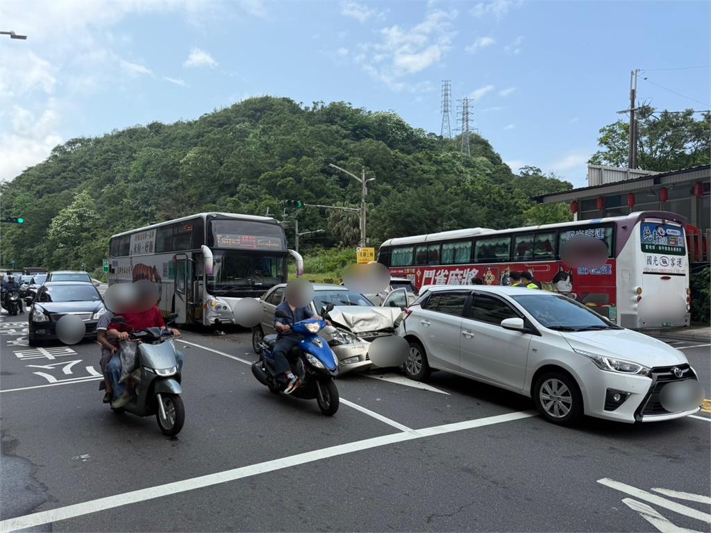 快新聞／基隆客運連撞3車！2人受傷送醫幸無大礙　將釐清肇事責任