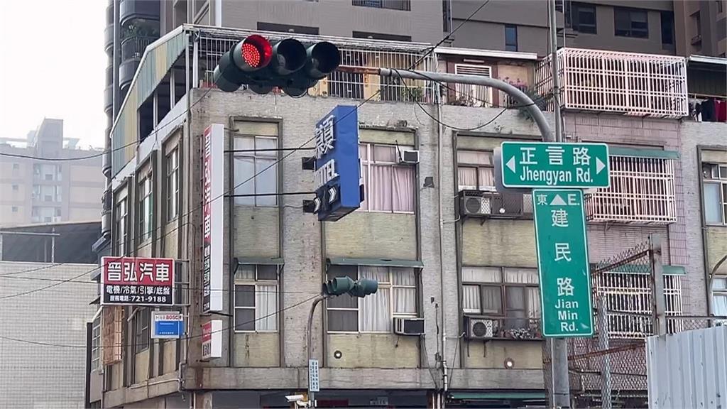 有事嗎？暖暖包丟紅綠燈還拍抖音嬉鬧　當籃框？民眾調侃：去當國手好了