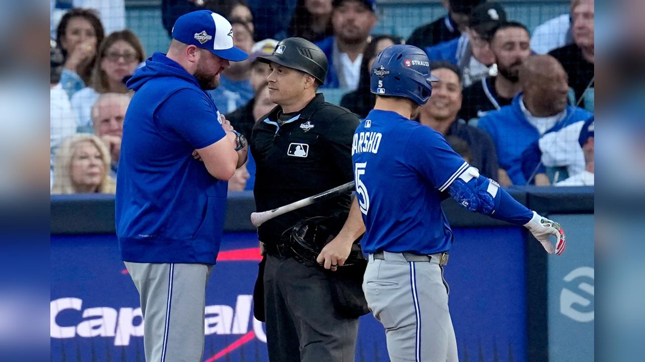 MLB(影)/世界大賽主審好壞球突「當機」!藍鳥一壘跑者慘遭夾殺出局教頭抗議