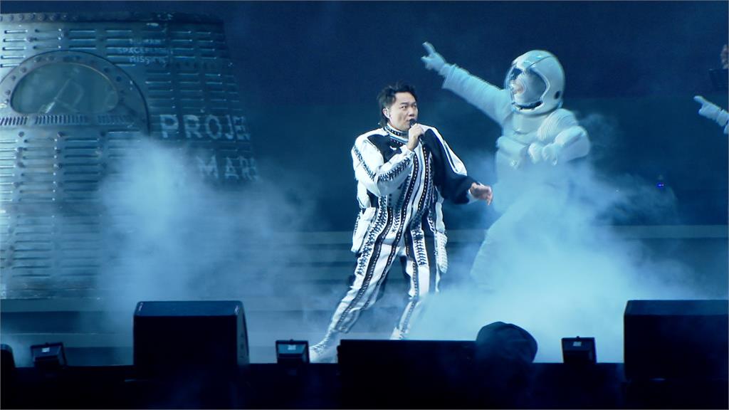 E神來了！陳奕迅睽違7年攻蛋　「太空裝」登台經典粵語歌曲連發
