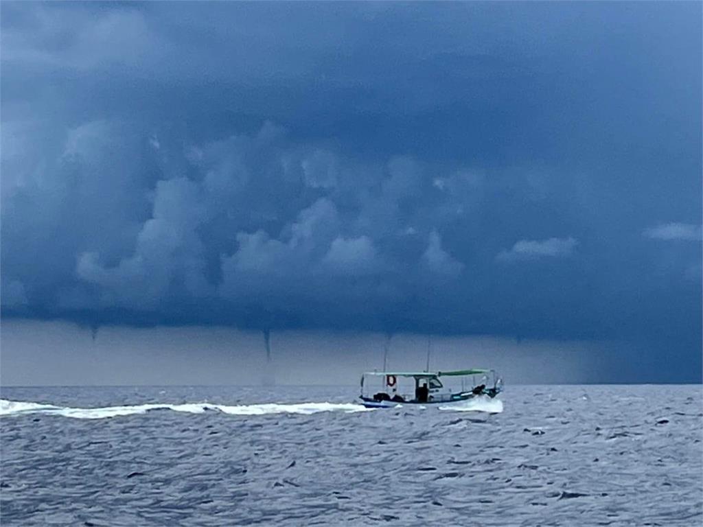 高雄外海「5條水龍捲」同時形成　稀有畫面目擊者：海龍王要現身了！