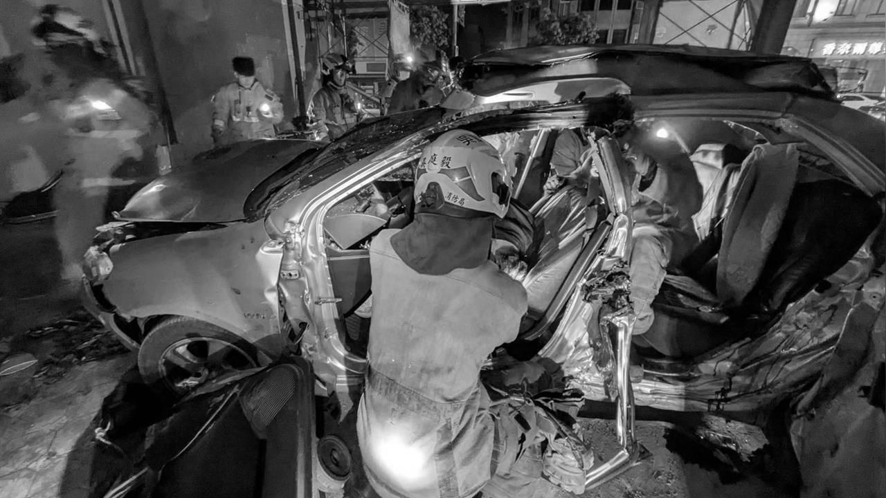 快新聞/新竹暗夜重大車禍!轎車高速撞工地 乘客3死1重傷