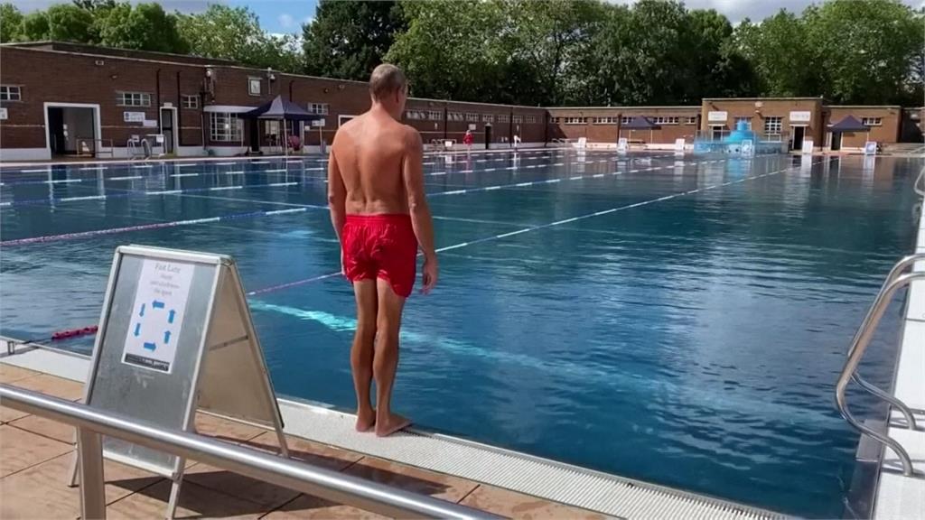 英國戶外泳池終於開放！為防疫最好別游仰式？