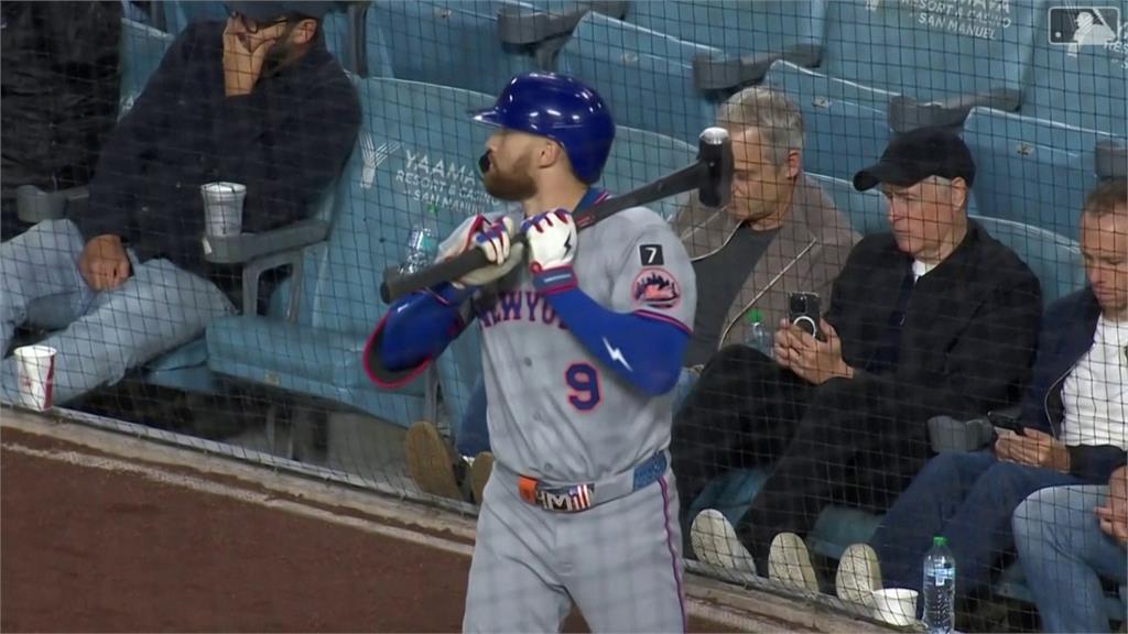 MLB(影)／奇景！大都會左外野手「扛大槌」熱身揮擊　網：他在瑪利歐世界比賽