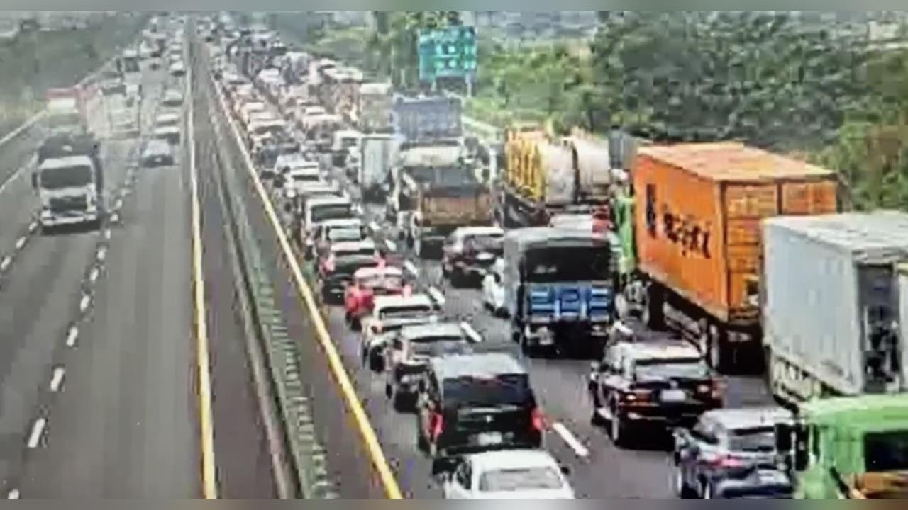國道嚴重車禍！全聯結車撞護欄　「啤酒傾瀉碎滿地」波及13車