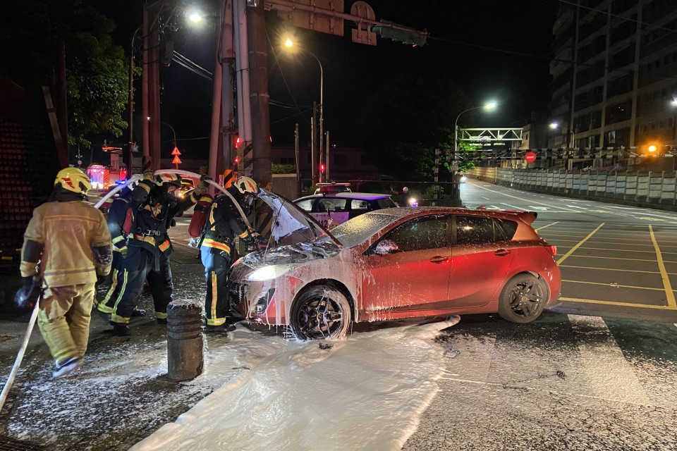 快新聞／又是毒駕！基隆1男疑吸食「喪屍菸彈」駕車自撞起火　警消到場滅火逮人