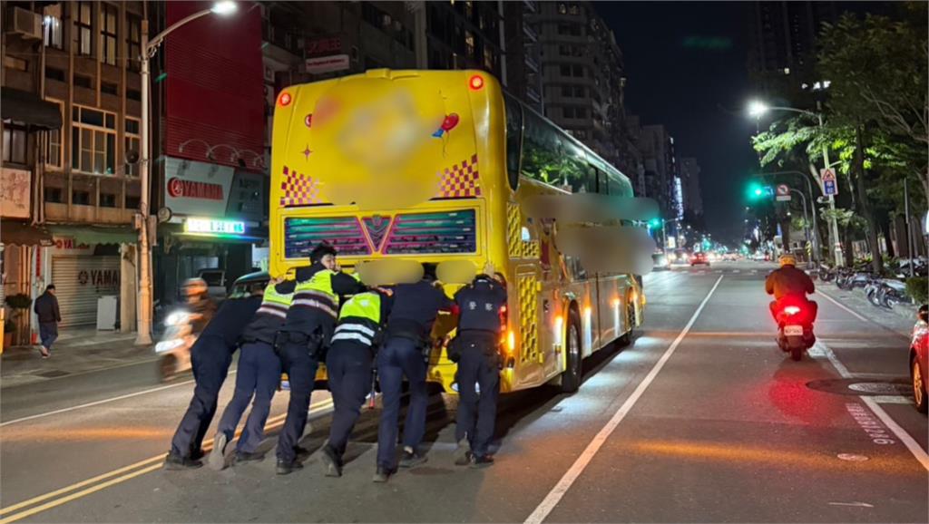 遊覽車路中拋錨動彈不得 6暖警「人肉推車」移置路旁