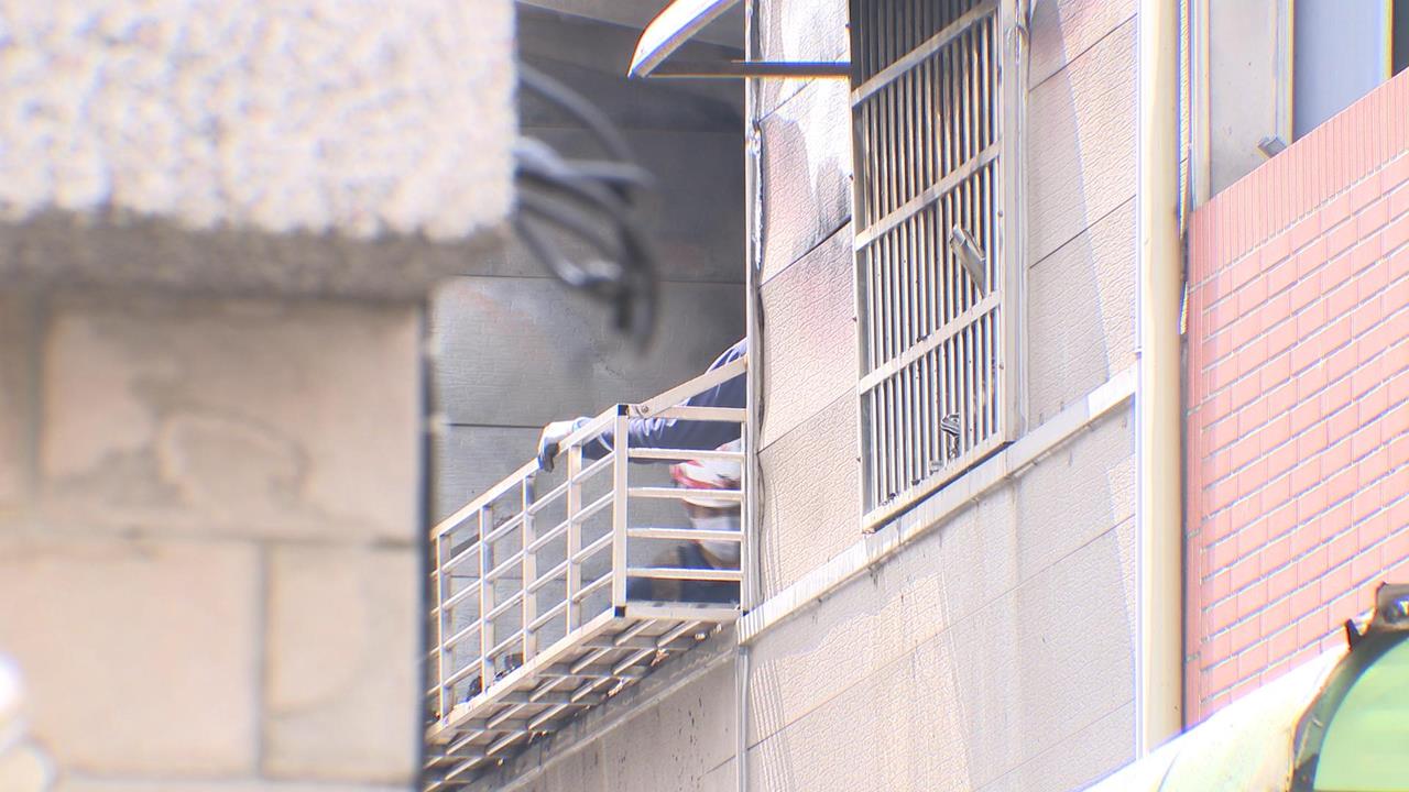 桃園火警釀５死！疑風扇走火「木板隔間全面燃燒」　窗戶加裝鐵窗難逃生