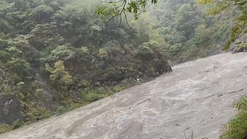 驚險！　新竹「泰崗野溪溫泉」溪水暴漲　6受困遊客幸運獲救