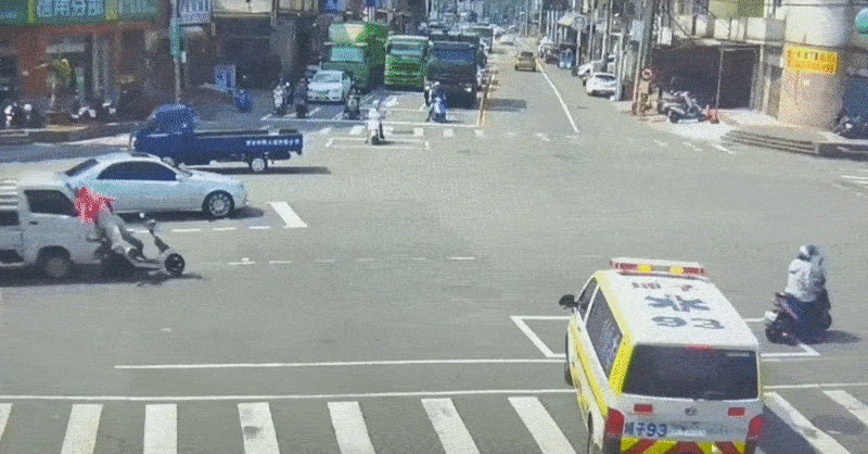 快新聞／桃園女騎士禮讓救護車　慘遭後方貨車追撞