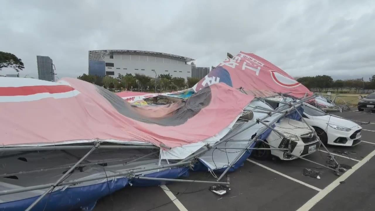 江啟臣聯合看板被吹飛狠砸8車！苦主痛罵三字經　藍議員道歉了
