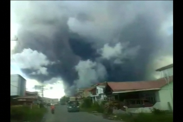 印尼錫納朋火山噴發8分鐘 火山灰衝天際