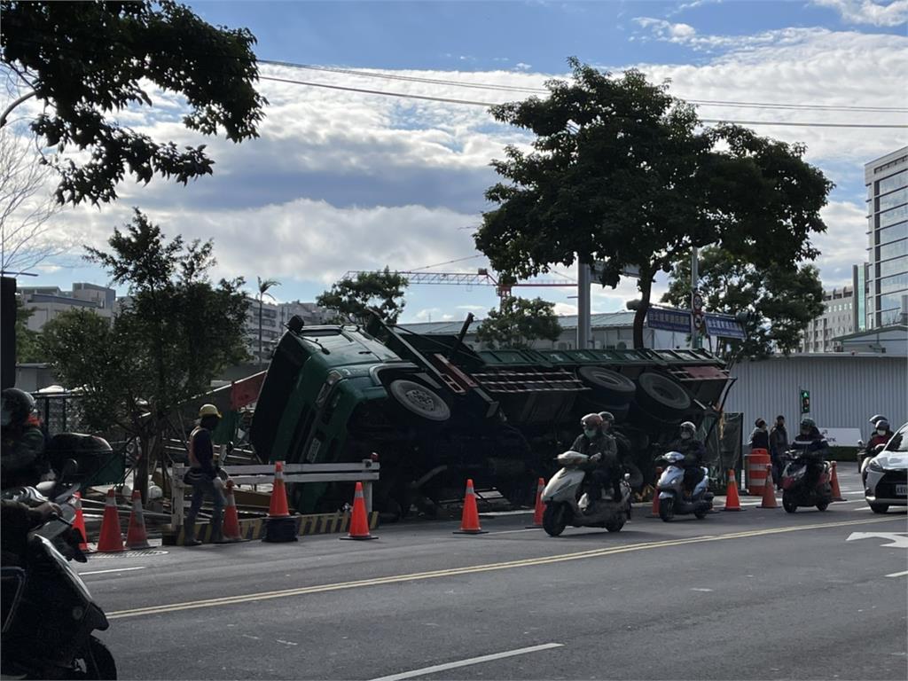 快新聞／工安意外！板橋吊車突翻覆  整輛車橫躺路邊 