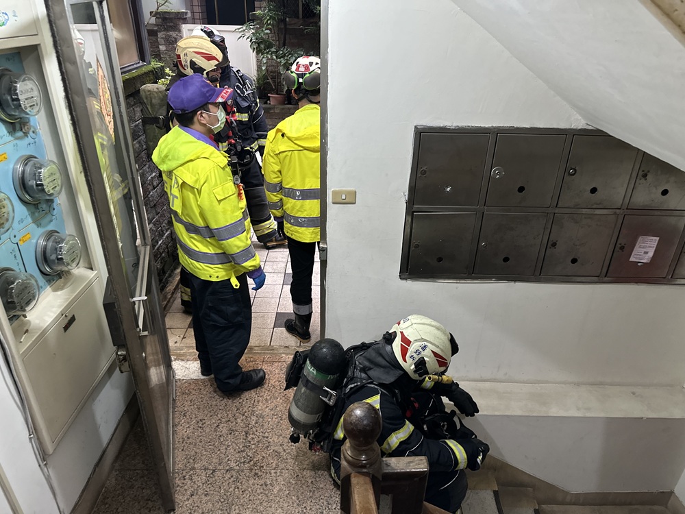 酒醉清晨開瓦斯大鬧 警消破門壓制46歲男送醫